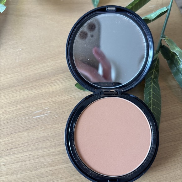 bareMinerals Barepro Performance Wear Powder Foundation Nutmeg 24 - Picture 1 of 3
